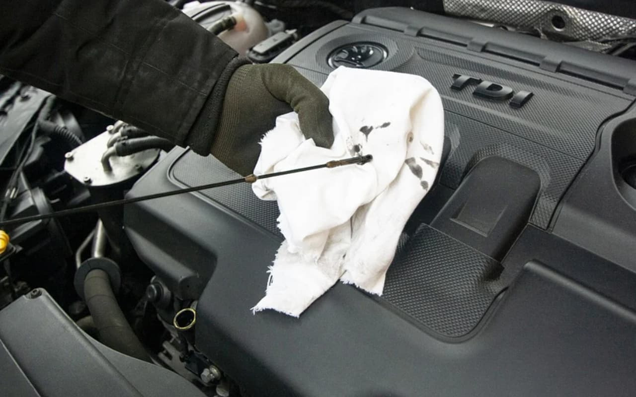 미션오일을 교체중인 모습