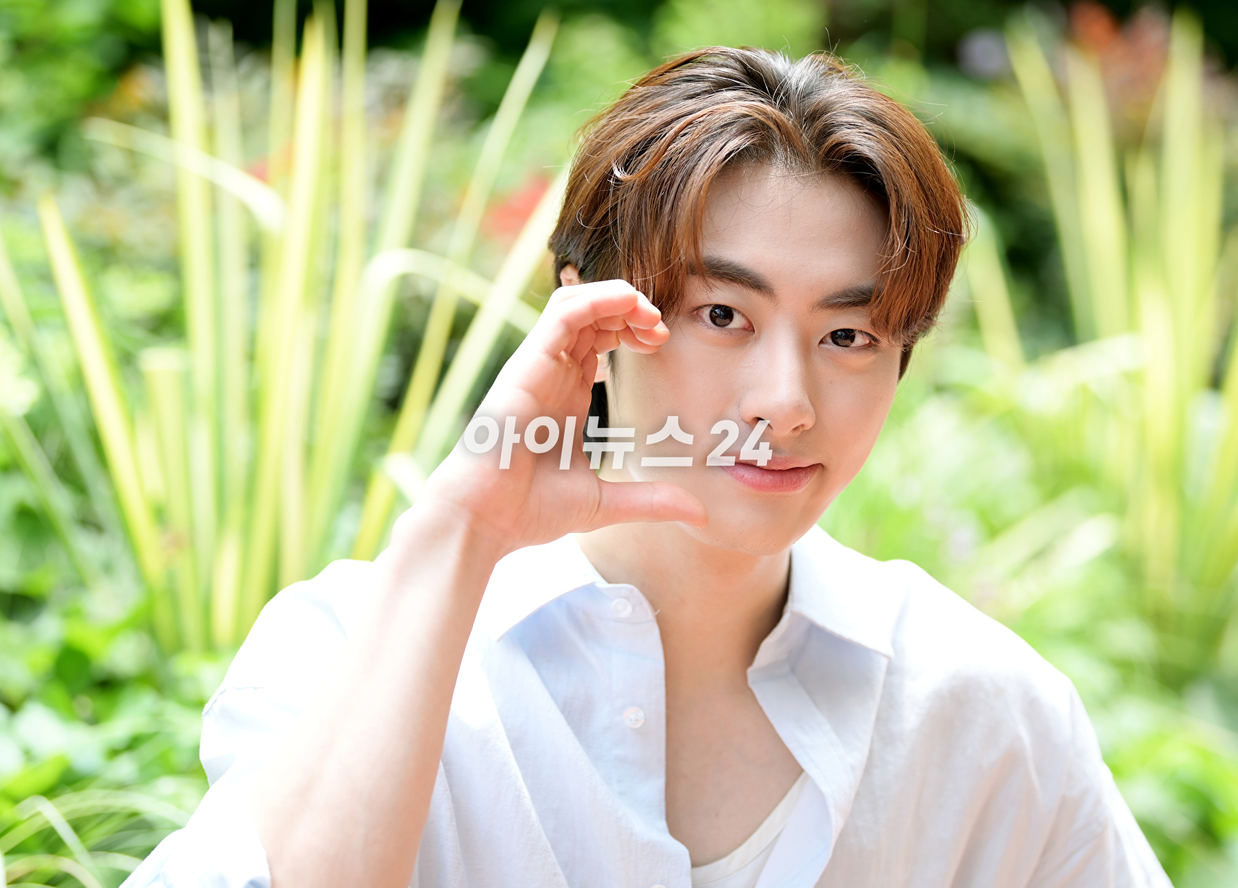 최근 종영한 KBS 2TV 월화드라마 &#39;어쩌다 마주친&#44; 그대&#39;에서 꿈 많은 음악소년 &#39;백희섭&#39; 역을 맡아 열연한 배우 이원정이 28일 서울 마포구 상수동 인근에서 진행된 조이뉴스24와의 인터뷰에 앞서 포즈를 취하고 있다. [사진=정소희 기자]