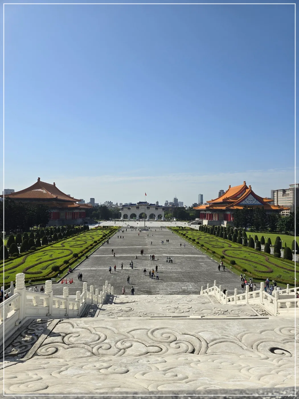 광장-계단-정원-건물