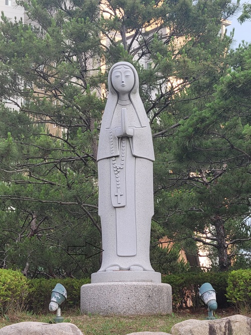 대구 범어동 주교좌성당 성모동산 성모상 사진