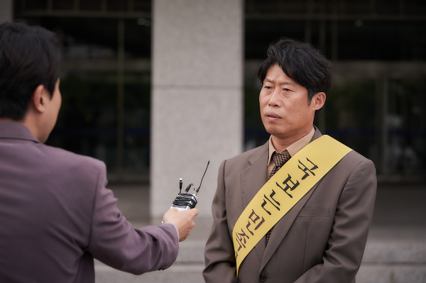 표종록이 방송국 사람들과 인터뷰하고 있다.