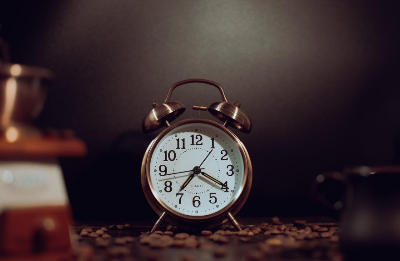 돌아가고 있는 시계