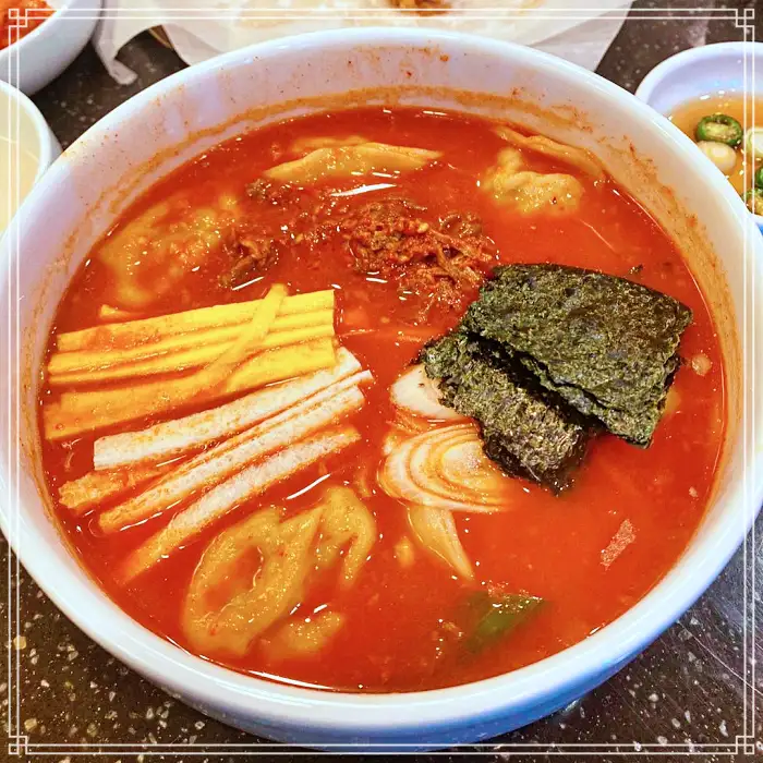 켄싱턴호텔 국회의사당역 여의도 맛집 손만두 떡국, 김치만두 만두국, 술국