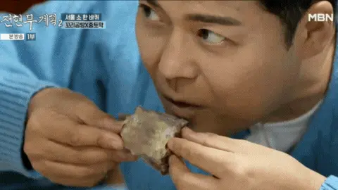 중토막과-꼬리곰탕-뼈를-들고-맛있게-뜯어-먹고-있는-전현무와-곽준빈