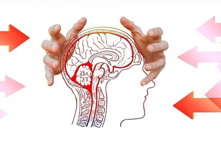 뇌를-손으로-만지는-모습