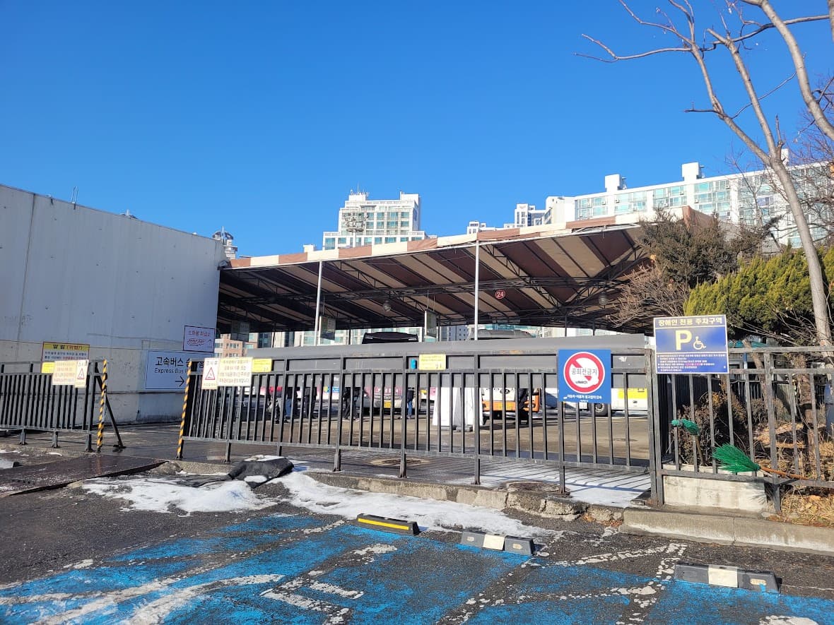 주차장 바로 옆에 위치한 시외버스 승차장
