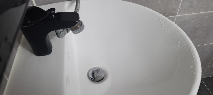 세면대 선반 물때 화장실 청소 유한락스 멀티액션 화장실청소용 물때 비누때 솔질 모서리 물청소 마무리