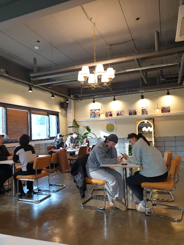 1층과 마찬가지로 인더스트리얼 한 2층. 이미 만석이다.