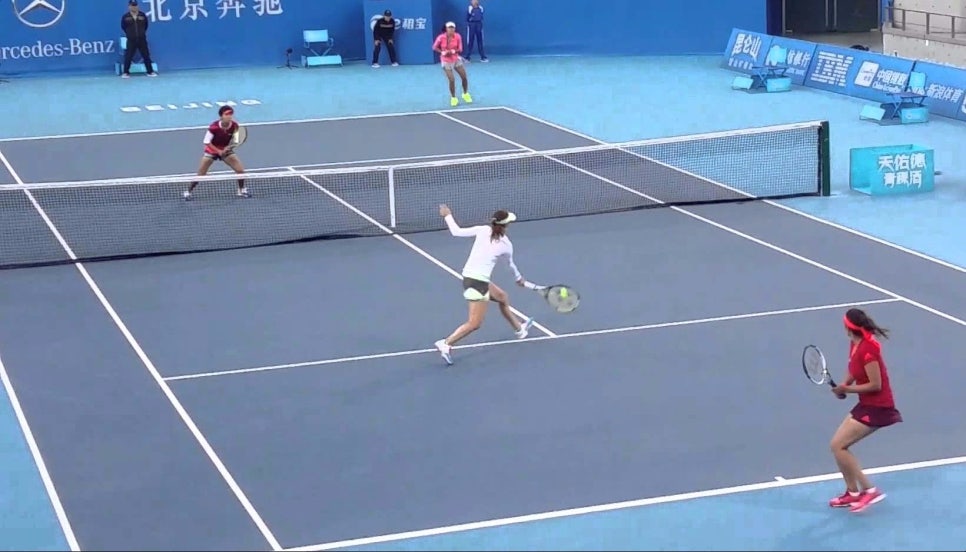 복식 경기에서 파트너와의 간격 유지