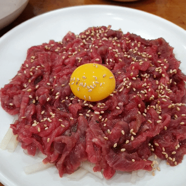 육회에 노른자 비비는 모습