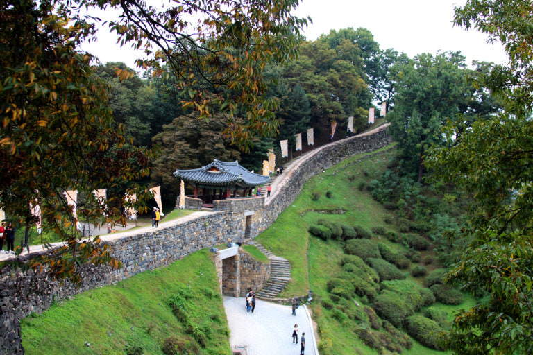공주 공산성: 백제의 숨결이 살아 숨 쉬는 역사의 성산