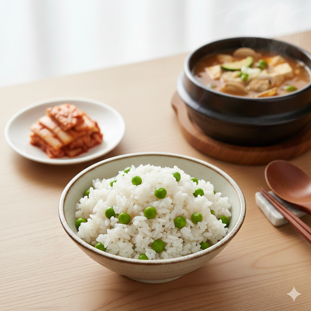 하얀 쌀밥 위에 초록색 완두콩이 콕콕 박혀 있어 먹음직스러운 완두콩 밥