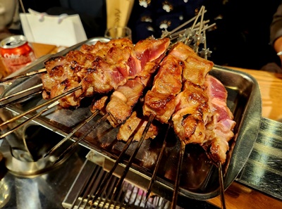 이가네양꼬치왕양꼬치서빙