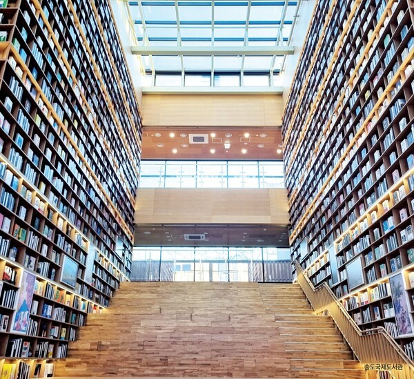 송도국제도서관 내부 모습