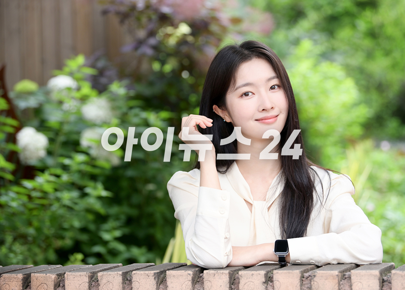 JTBC 수목드라마 '나쁜엄마'에서 '오하영' 역으로 활약한 배우 홍비라가 8일 서울 마포구 상수동에서 진행된 조이뉴스24와의 인터뷰에 앞서 포즈를 취하고 있다. [사진=정소희 기자]