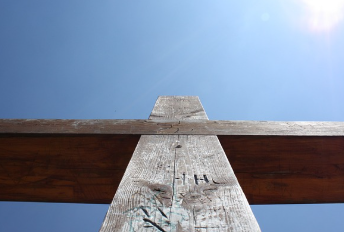 아래서 본 십자가