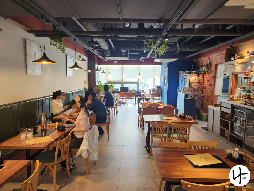 여러-테이블과-앉아-있는-사람들