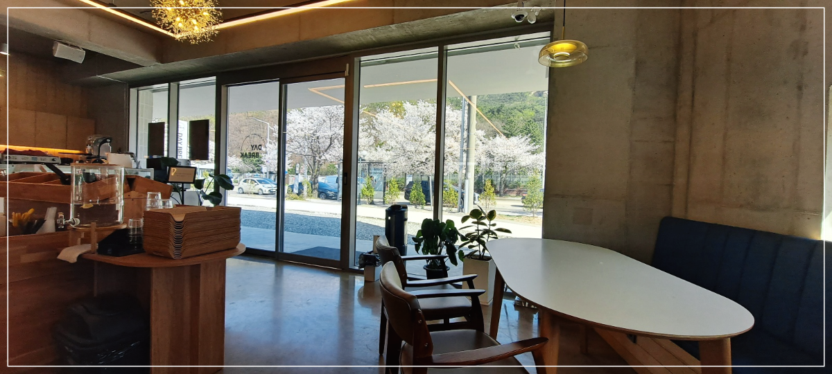 출입문쪽-테이블