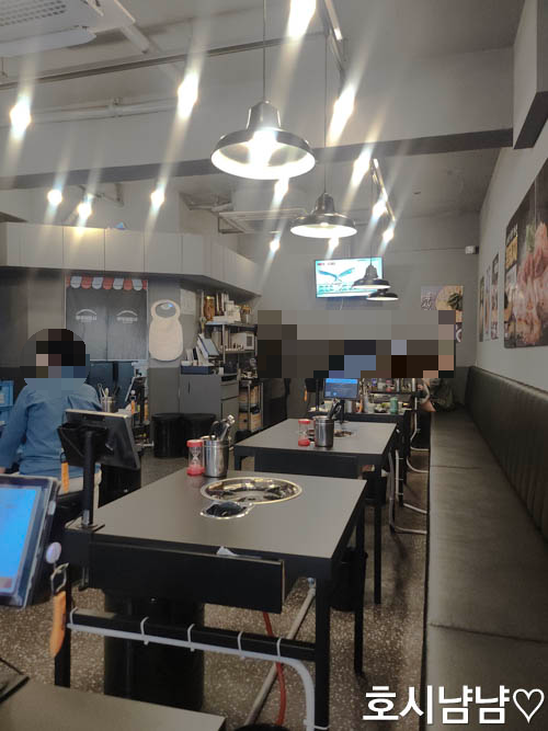 쭈꾸미도사 하남시청점 내부 전경 &ndash; 4인 테이블과 넓은 간격의 쾌적한 공간