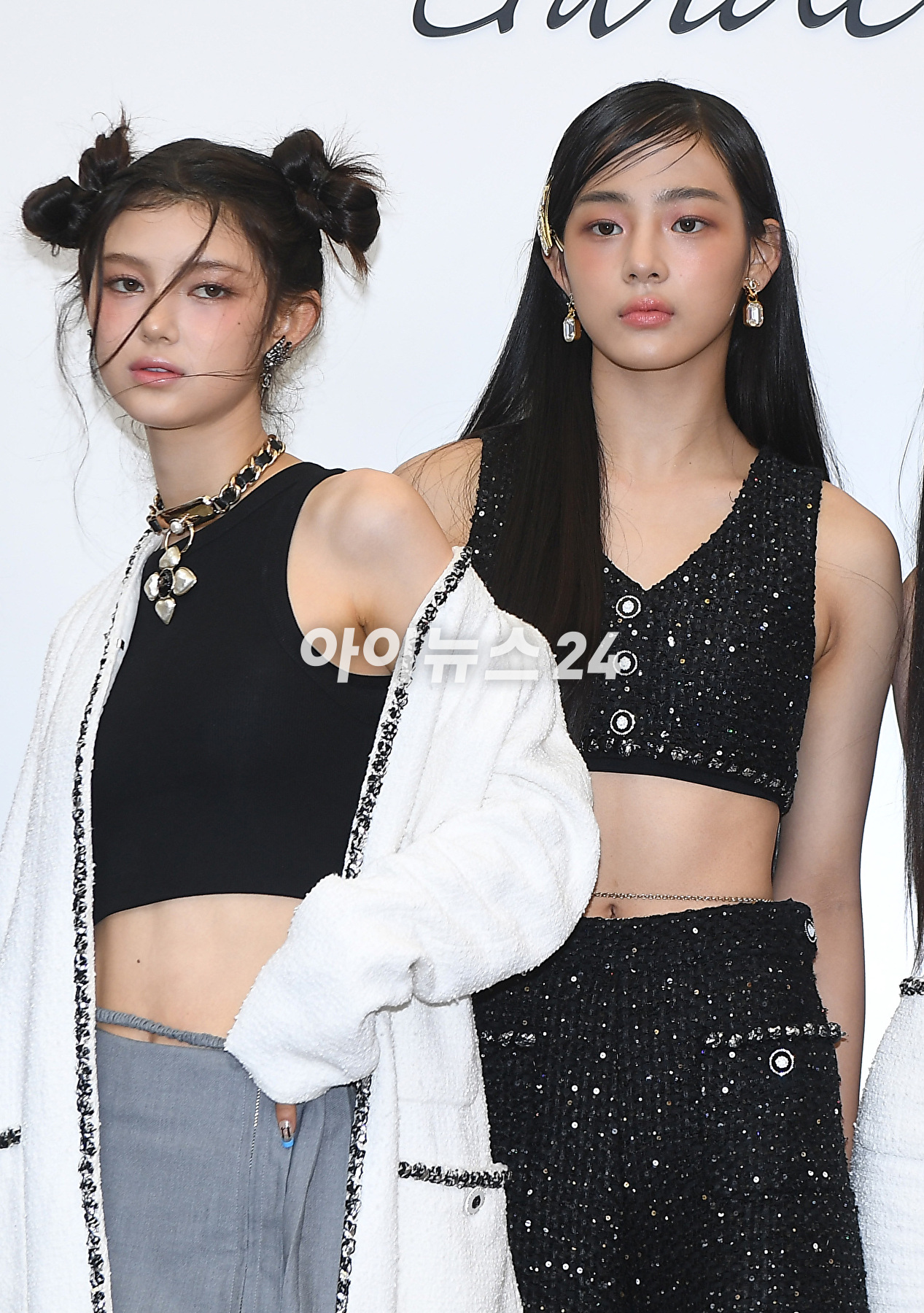그룹 뉴진스(왼쪽부터 해린, 다니엘, 민지, 하니, 혜인)가 2일 오후 서울 성동구 성수동에서 진행된 샤넬 뷰티 N&deg;1 DE CHANEL GARDEN 오픈 기념 포토행사에 참석하고 있다. [사진=정소희 기자]