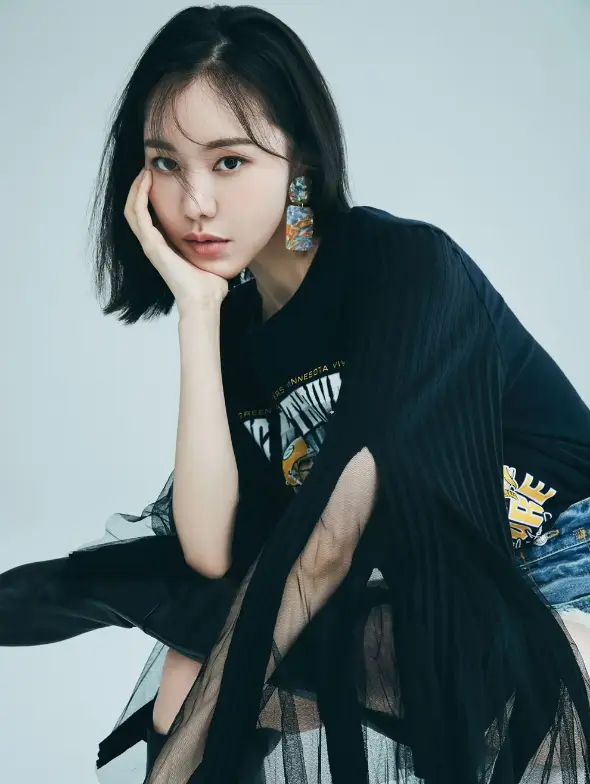 환승연애3-
짧은 단발머리 네모간 주황귀걸이 검정색 반팔옷에 오른손으로 턱을 괴고 무심히 정면을 바라보는 김예원