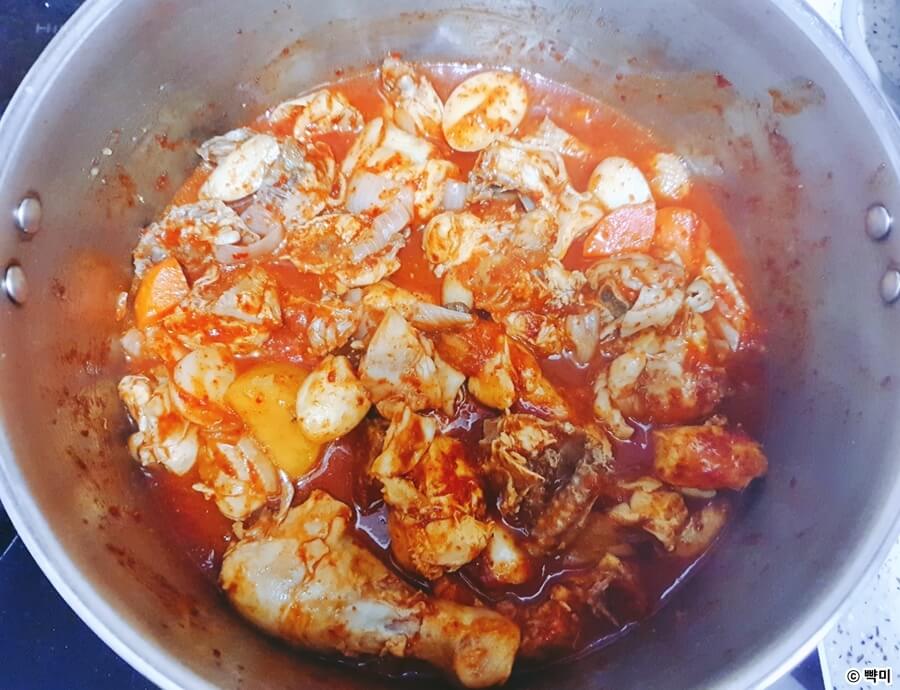 고구마나 감자가 망가지지 않게 조심스럽게 섞어주는 닭볶음탕 조리 과정