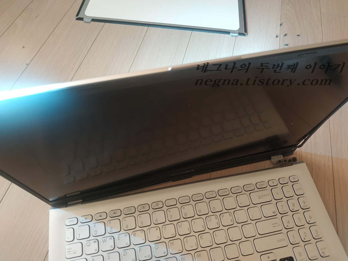 lcd가 고장난 노트북.