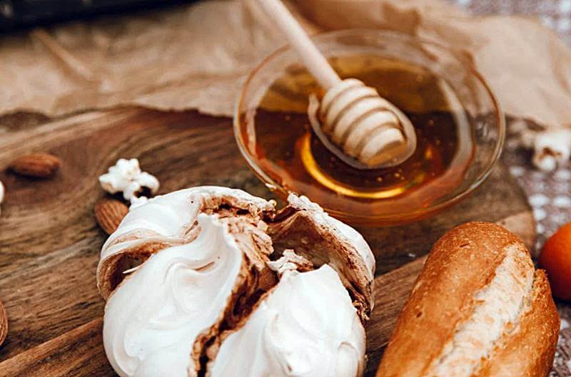 프로폴리스와-빵이-놓여있는-모습