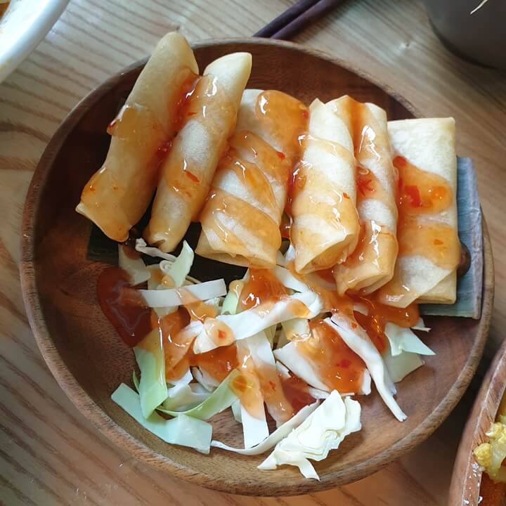 양재-피넘타이의-야채스프링롤이-스위트칠리소스에-뿌려져서-나온다