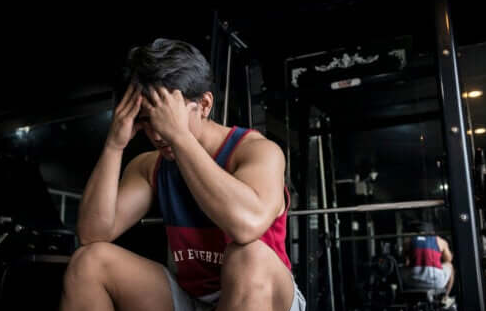 운동 정체기로 좌절하고 있는 남성 사진