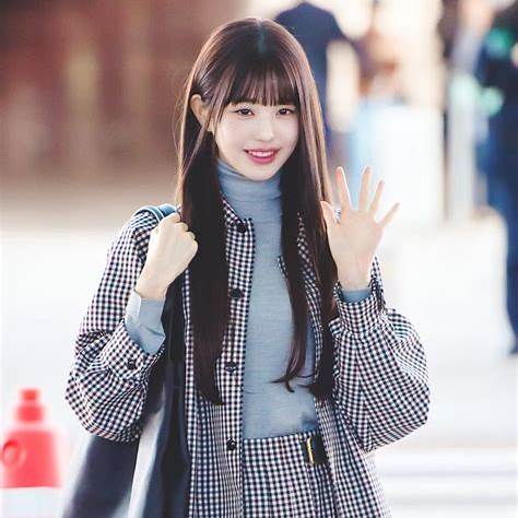 아이브 장원영이 인천국제공항에서 포착된 모습. 체크 재킷과 미니스커트를 매치한 세련된 공항 패션을 선보였다. (사진출처: 텐아시아)