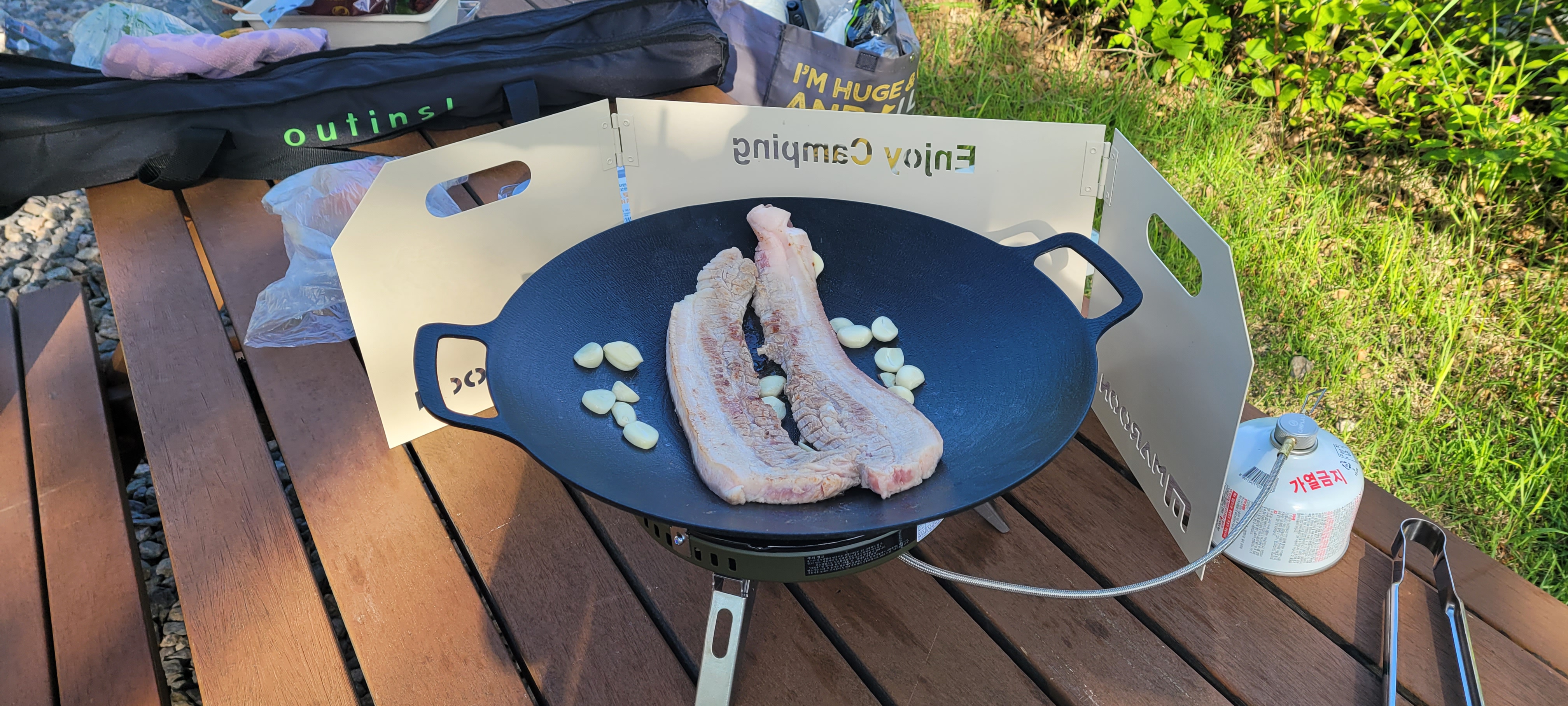 캠핑사이트에서 삼겹살 구이 사진