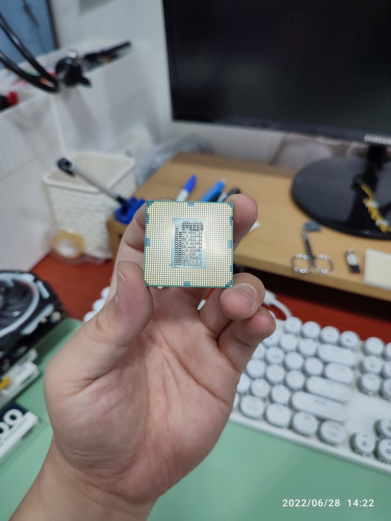 인텔 CPU 접점 청소 후 (지우개로 모두 닦음)