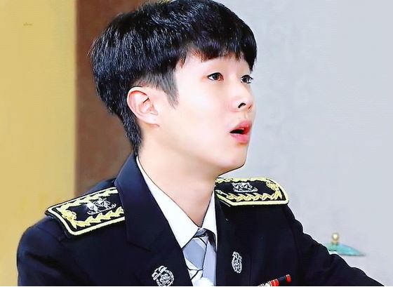 제복 입은 최우식