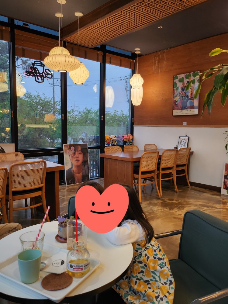 자리에 앉아있는 아이들