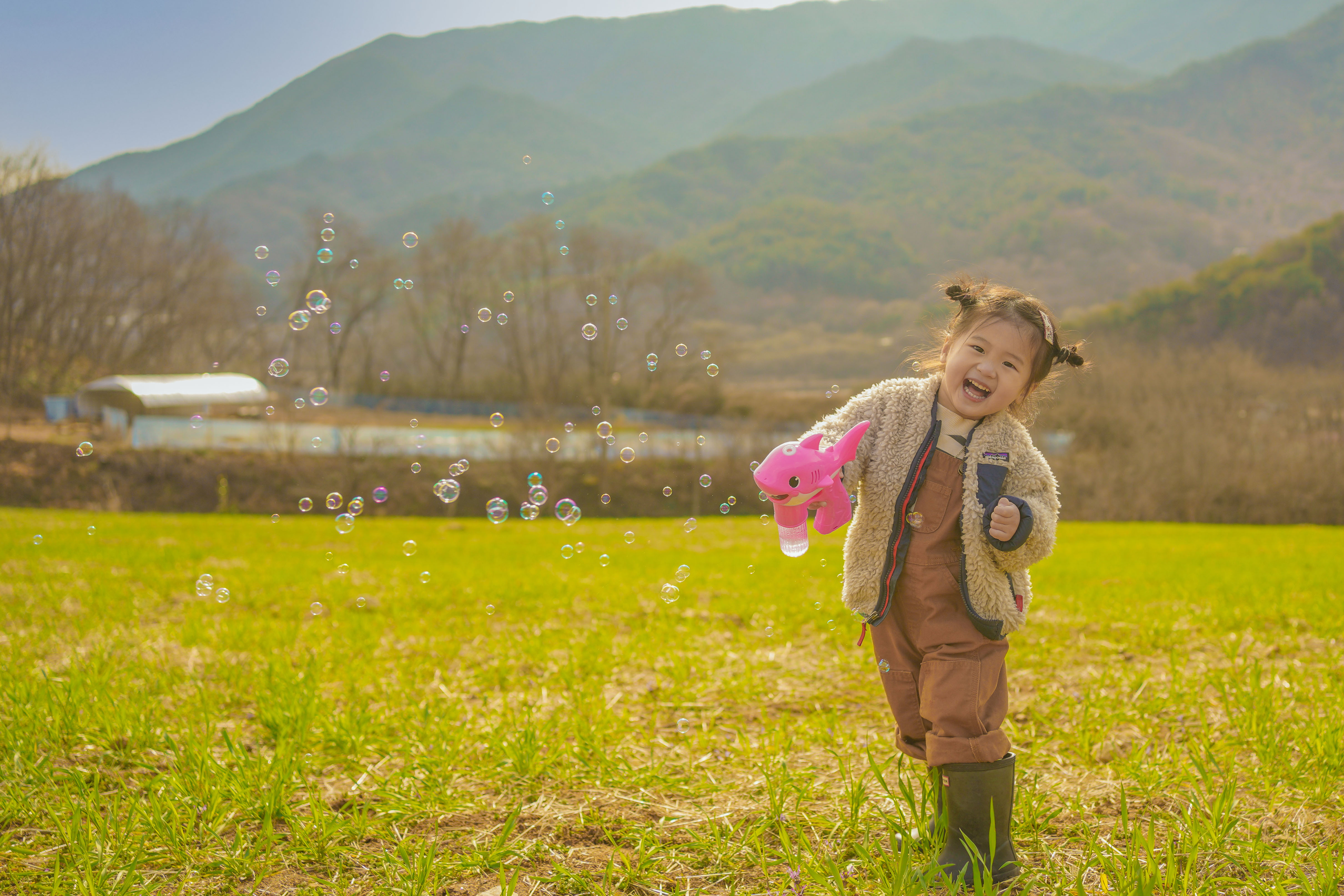 잔디밭에서 뛰어노는 아이