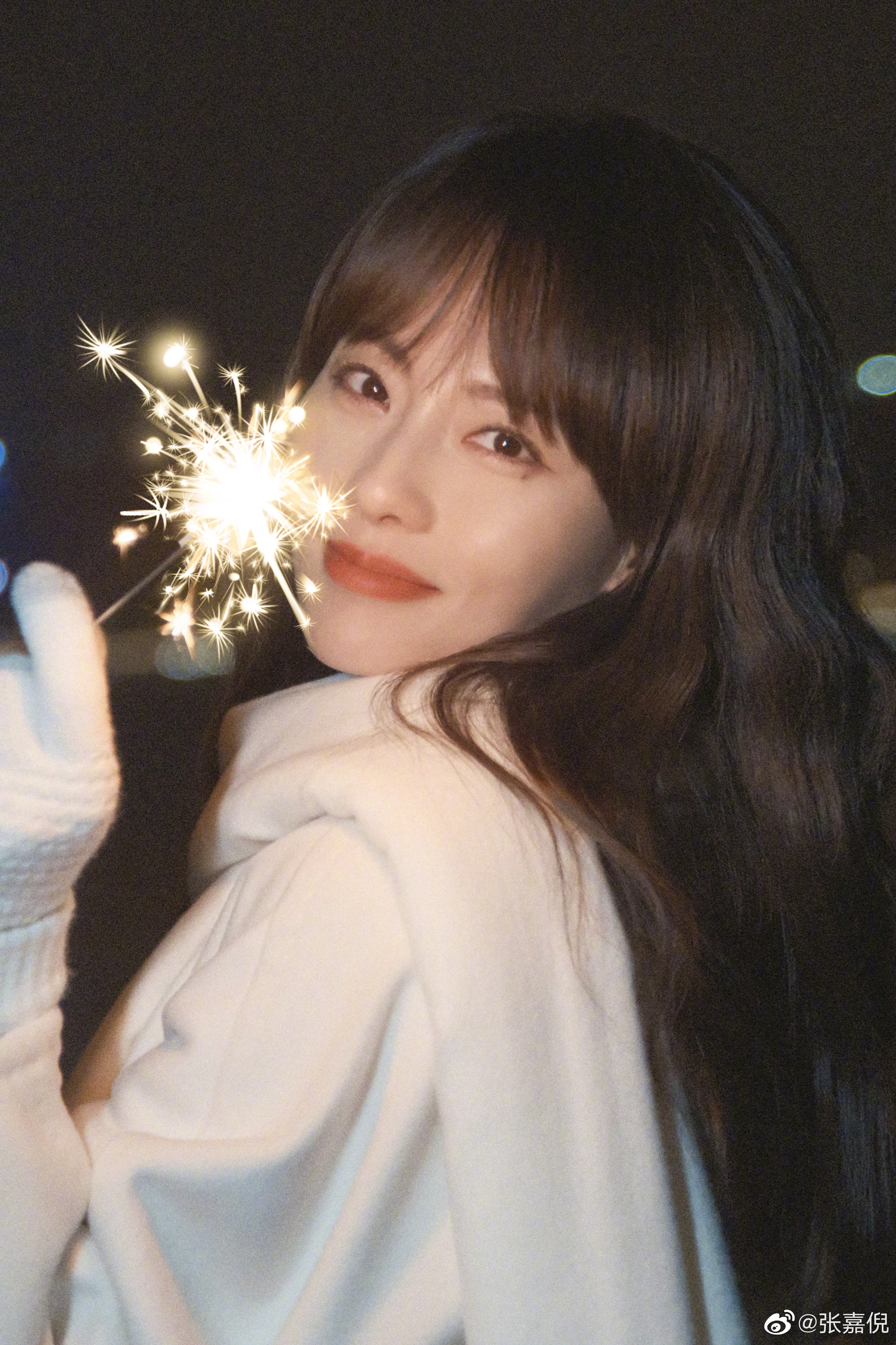 불꽃을 바로 옆에 피워올리며 싱긋 웃는 장가예