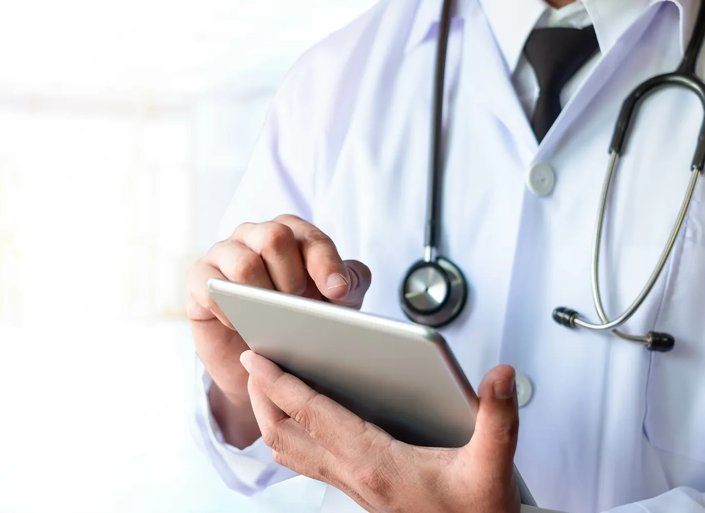 병원-배경에-청진기를-가진-의사