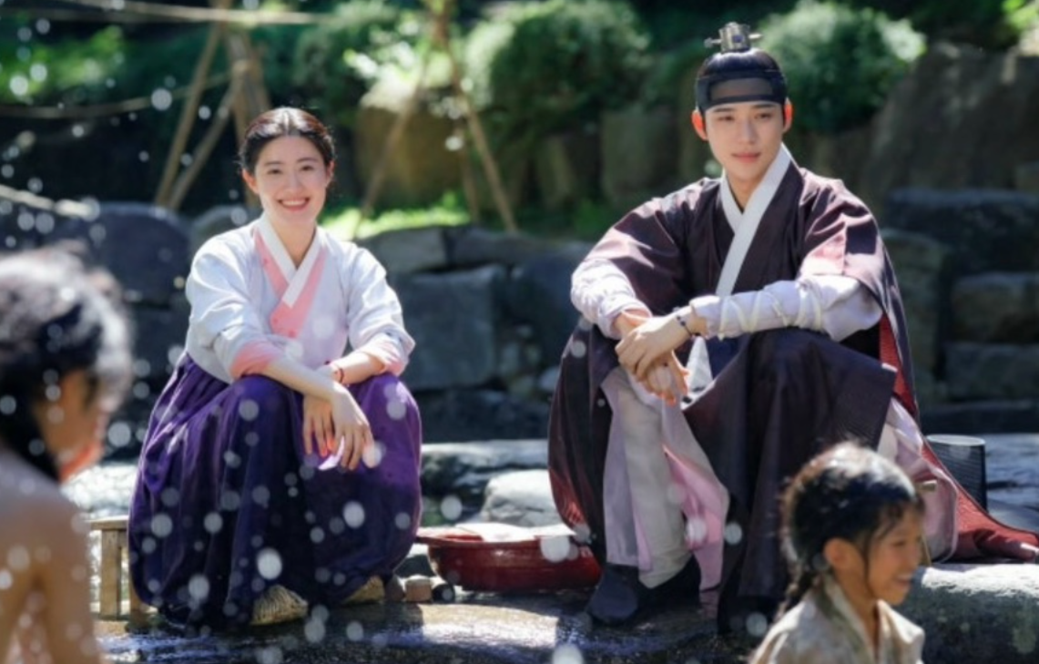 ©KBS 은애하는 도적님아) 아이들을 바라보며 함께 웃는 은조와 이열의 장면