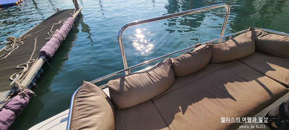 부산에서 여유를 즐기는 여행방법, 요트투어 (더베이101 출발), 프랑스 명품 고급요트 내부 모습