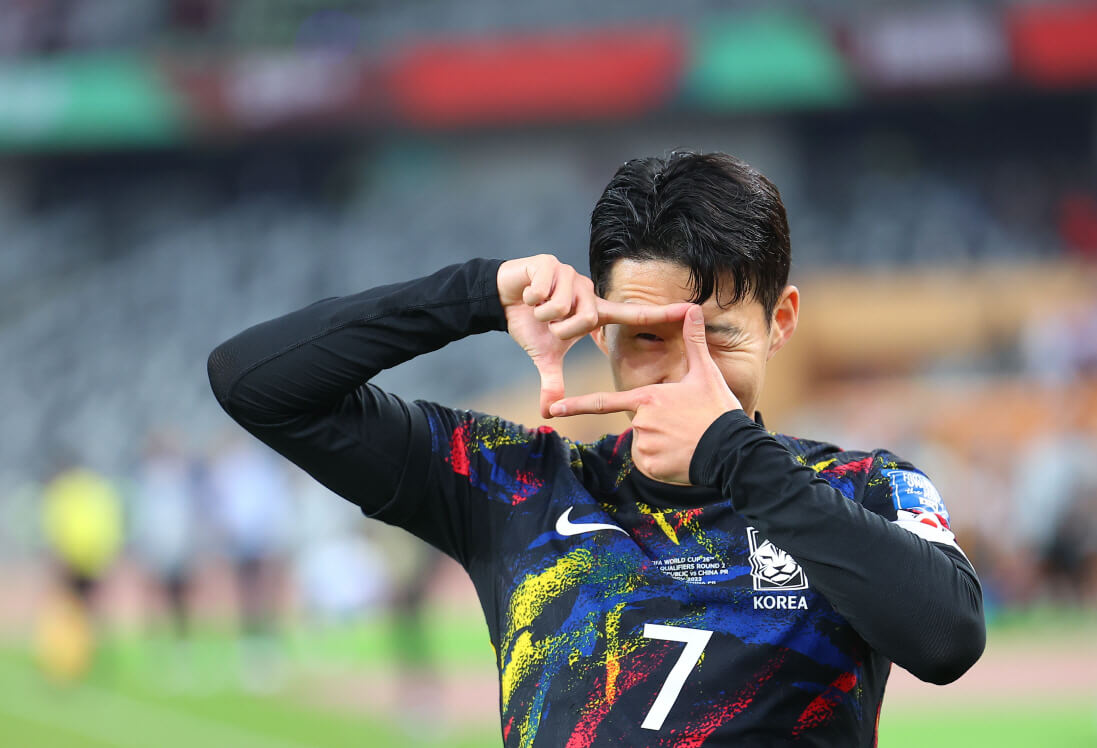 손흥민이 21일 중국 선전 유니버시아드 스포츠센터에서 열린 2026 북중미월드컵 아시아 2차 예선 C조 2차전 중국과 경기에서 페널티 선제골을 넣은 뒤 세리머니를 하고 있다.