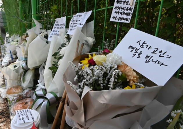 7일 오전 경기 성남시 분당구 서현역 인근 사건현장에 ‘서현역 흉기 난동’ 피해자를 추모하는 추모글과 꽃다발