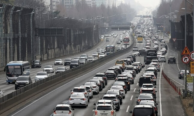 지난 11일 오후 서울 잠원IC 인근에서 바라본 경부고속도로 상(왼쪽)하행선 모습-연합뉴스 출저