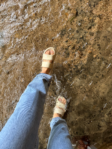 장흥계곡 김삿갓 식당의 안내받은 테이블로 이동 중 찍은 찬솔엄마의 발 사진