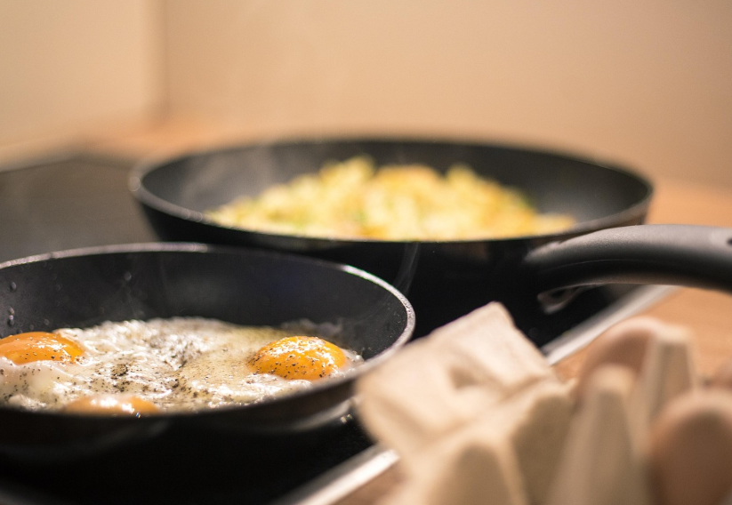 찬 음식을 빨리 데우기 (전자레인지, 에어프라이어, 팬)