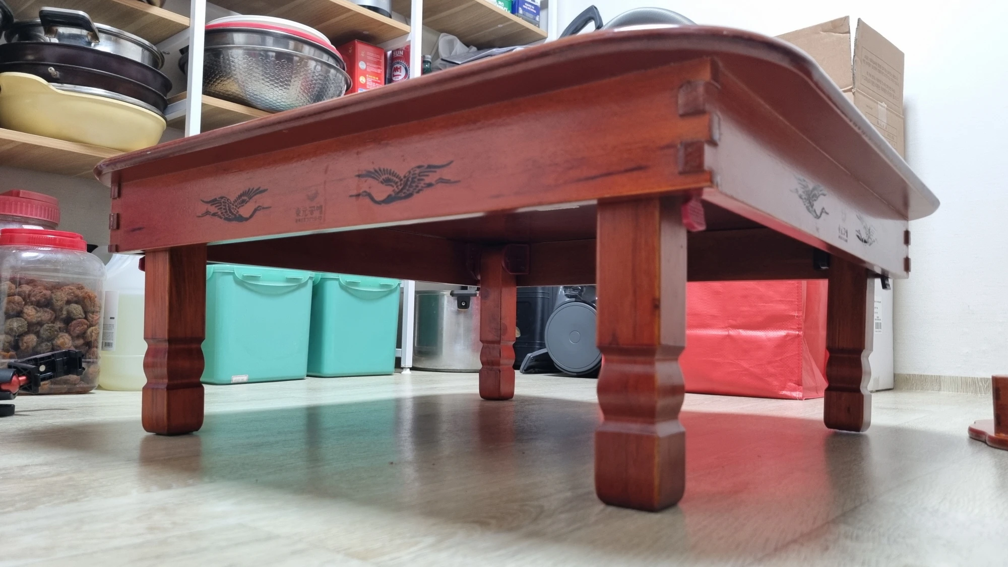 밥상 다리 세워놓은 모습