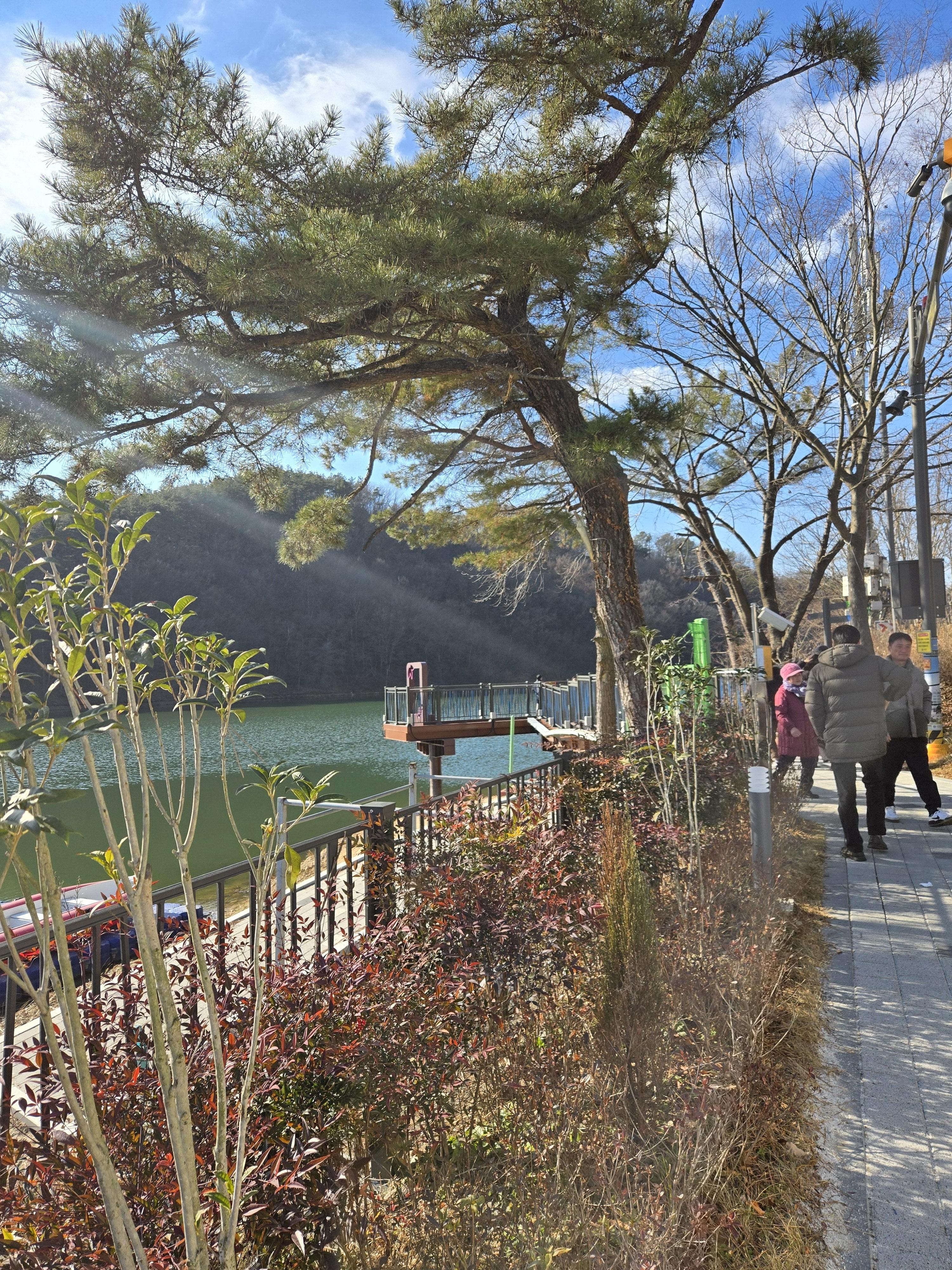 방동저수지 윤슬거리