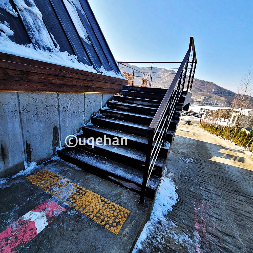 카페 럿지로 들어가는 계단사진이다.