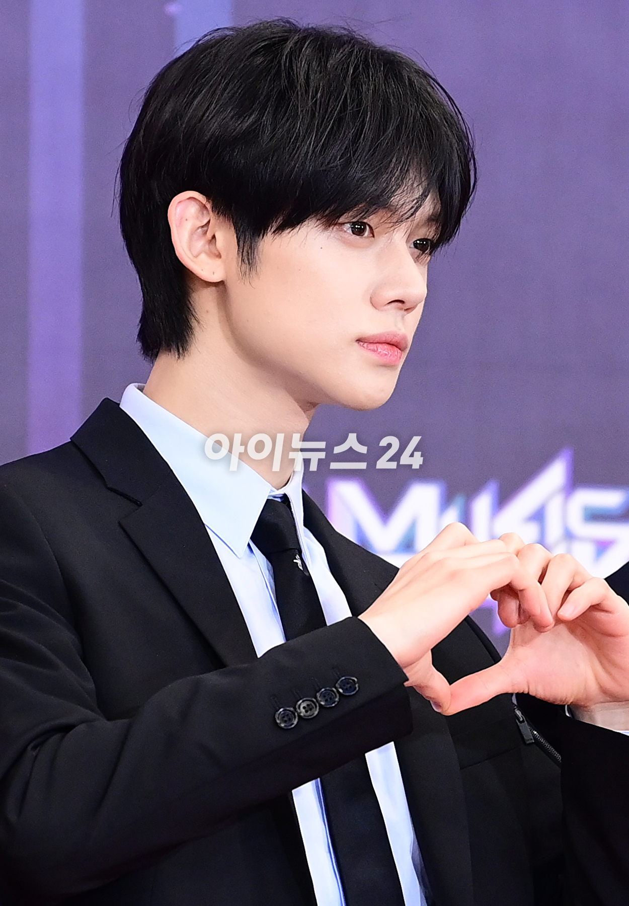 그룹 투모로우바이투게더가 15일 오후 서울 여의도 KBS홀에서 열린 '2023 뮤직뱅크 글로벌 페스티벌' 레드카펫 포토월 행사에 참석하고 있다. [사진=정소희 기자]