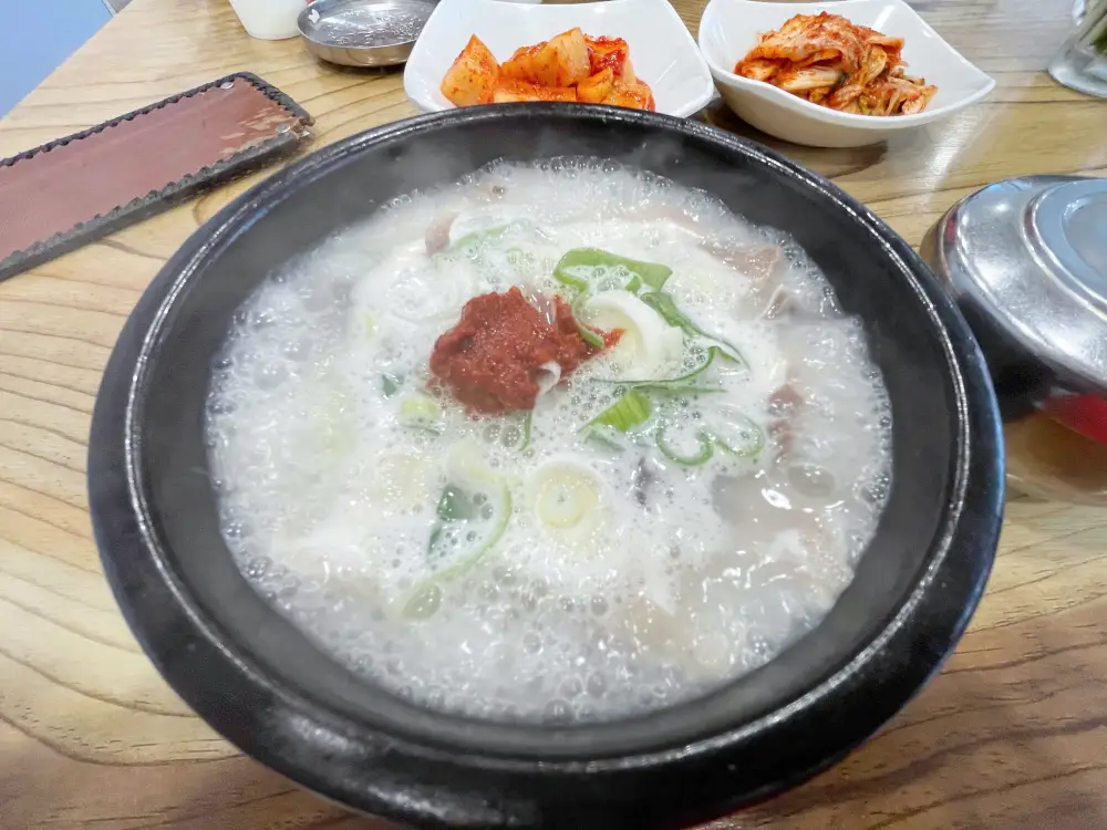 뚝배기에 순대국이 담겨져 있는모습